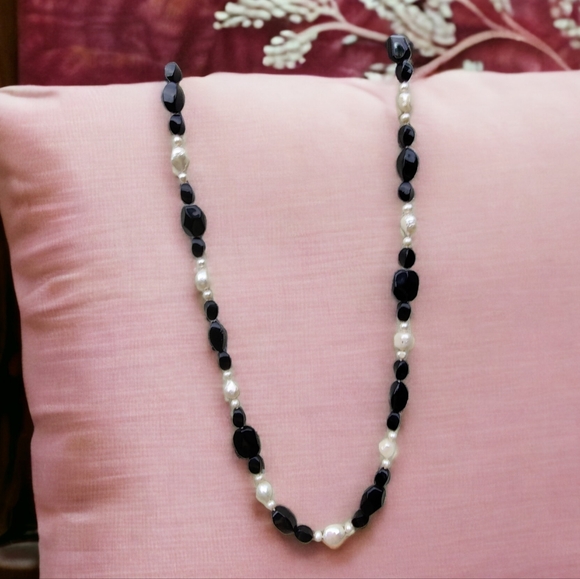 Vintage Jewelry - Vintage long 30" pearl and black onyx necklace